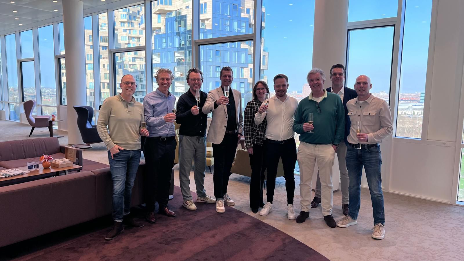 Het officiële moment: De betrokken partijen proosten op de samenwerking